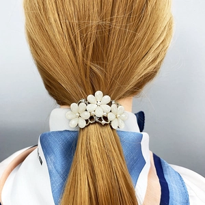 Fermaglio per capelli con fiori di opale bianco e perle su supporto in metallo dorato