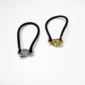Vista dettagliata di elastici per capelli minimalisti con texture lava oro e argento