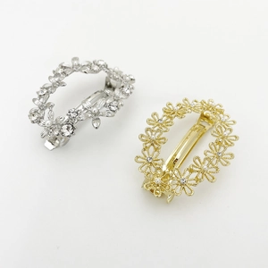 Vue détaillée de barrettes à fleurs dorées et argentées avec perles et strass brillants