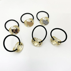 Lot de 6 chouchous élastiques avec charms géométriques en alliage doré et résine