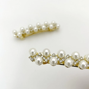 Barrette élégante en alliage doré ornée de perles blanches et de strass brillants