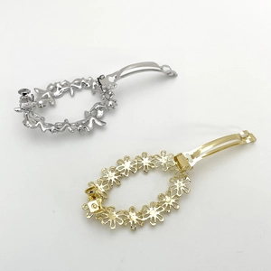 Barrette à cheveux fleurie avec perles et design ajouré en or et argent poli
