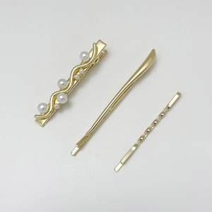 Dreiteiliges goldenes Haarklammer-Set mit Perlen und gedrehten Metalltexturen für Damen