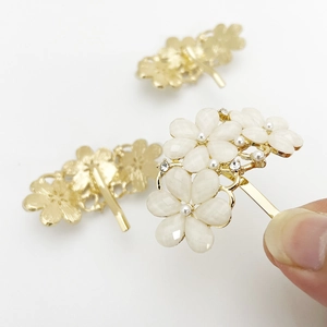 Set di tre ganci per capelli a fiore dorato con perle e cristalli per acconciature
