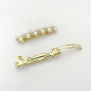 Barrette à cheveux dorée avec perles et strass présentée de face et de dos en détail