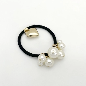 Élastique à cheveux noir avec pendentif cœur doré et élégantes perles blanches