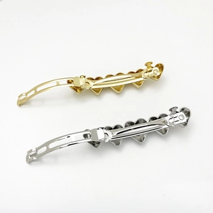 Detailed view of the mechanical spring clip structure of the metallic heart hair clip