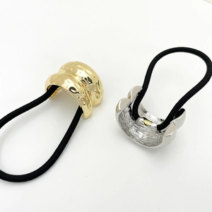 Set di due elastici per capelli in metallo martellato nelle finiture oro e argento