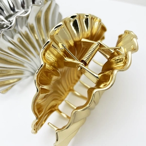 Chic shell-shaped alloy hair claw clips in metallic gold and silver finish