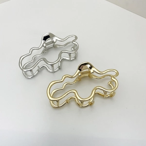 Unregelmäßige geometrische Haarklammern in glänzendem Gold- und Silberfinish