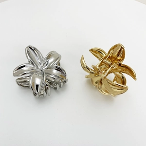 Pinces à cheveux minimalistes en métal doré et argenté poli en forme de fleur pour femme