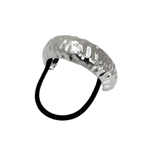 Élastique cheveux géométrique argenté avec texture martelée pour queue de cheval
