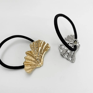 Paire d'élastiques à cheveux avec décors métalliques dorés et argentés en forme de coquille