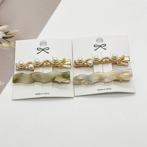 Elegant 4-piece hair clip set with white pearls and marble acrylic wave design