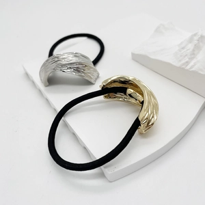 Irregular alloy hair ring set with metallic texture stripes in gold and silver finish