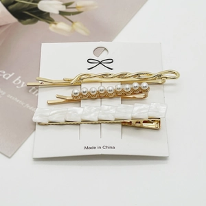 Ensemble de trois pinces à cheveux avec torsades dorées, perles et détails carrés