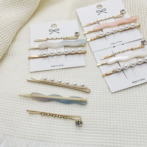 Elegantes Haarspangen-Set mit Perlen und Harz im koreanischen Stil auf Waffelstoff