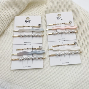 Elegantes Haarspangen-Set mit Perlen und Kunstharz auf goldener Metallbasis