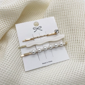 Detailansicht eines 3-teiligen Haarspangen-Sets mit Perlen und Strass auf Karte