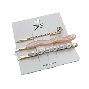 3-teiliges goldenes Haarklammer-Set mit weißen Perlen, rosa Harz und klaren Zirkonsteinen