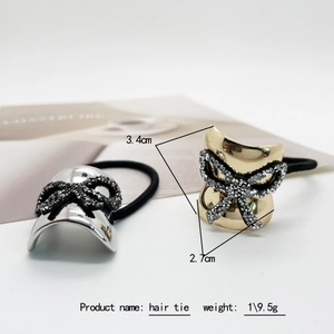 Dettaglio di elastici per capelli a fiocco oro e argento con strass scintillanti