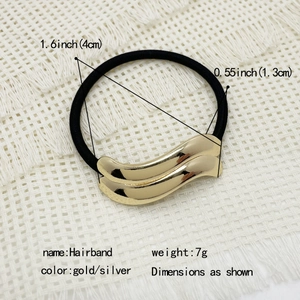 Detailed close-up of a 7g golden wavy metal hairband with dimensions and color options
