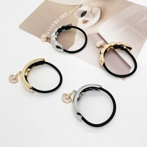 Set van 4 geometrische haarelastiekjes met gouden en zilveren schelphangers