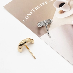 Boucles d'oreilles minimalistes en métal poli avec finitions or et argent