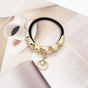Franse vintage haarelastiek met gouden ketting, schelphanger en witte pareldetail