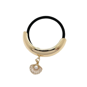 Geometrische haarelastiek met gouden metalen accent en elegante parelschelp hanger