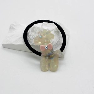 Détail de l'élastique chiot mignon en acétate pailleté avec petit nœud en strass rose