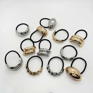 Vista dettagliata di elastici per capelli con accenti metallici ondulati oro e argento