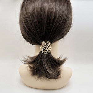 Detailansicht einer goldenen hohlen gewebten Haarspange aus Legierung am Pferdeschwanz