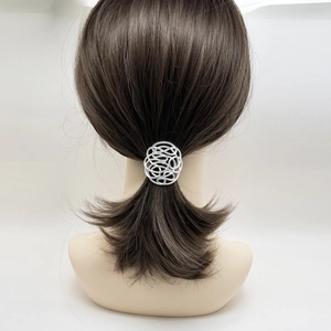 Minimalistischer silberner Haarclip aus Metall für Pferdeschwänze und Frisuren
