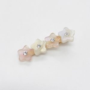 Gros plan de barrettes étoile couleur macaron avec strass sur pince dorée