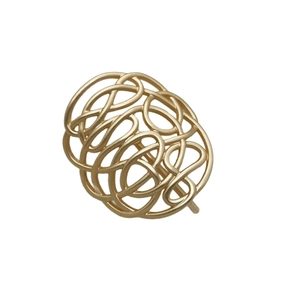 Minimalistische goldene Haarspange mit ineinander verschlungenen geometrischen Linien