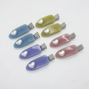 Lot de 8 barrettes en résine colorée avec détail de cœur argenté et pince en métal