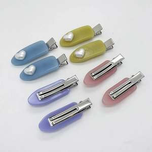 Lot de 8 barrettes en résine colorée avec breloques cœur argentées pour femmes