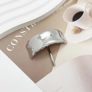 Vista dettagliata di un fermaglio per capelli argento con strass e design in metallo