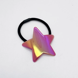 Macro-opname van een kleurrijk ster-haarbandje met een metallic kleurverloop