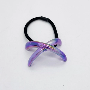 Détail de l'élastique à cheveux noir avec décoration en acrylique violet dégradé croisé