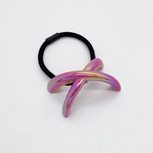 Vue macro détaillée d'un ornement en acrylique irisé en forme de X sur élastique