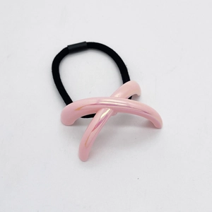 Détail d'un élastique à cheveux noir haute élasticité avec charm rose nacré en forme de X