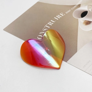 Détail de l'accessoire en forme de cœur avec finition miroir dégradé irisé