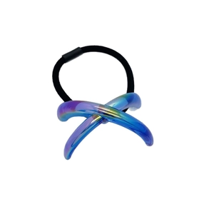 Élastique à cheveux coloré avec ornement croisé bleu iridescent sur fond blanc