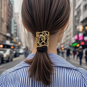 Elegante clip a coda di cavallo dorata traforata con perle incastonate e design a U