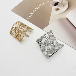 Dettaglio di fermagli per capelli floreali in oro e argento con perle