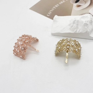Dettaglio del fermaglio vuoto con eleganti perle e cristalli in oro e oro rosa