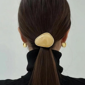 Ensemble chouchou géométrique minimaliste et boucles d'oreilles dorées élégantes