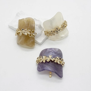 Set de pinces à cheveux en forme de U ambre, blanc nacré et lavande avec fleurs dorées